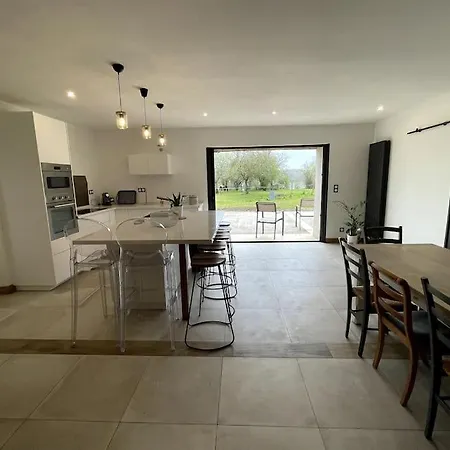 Holiday home A La Campagne Au Bord D'un 8 Personnes